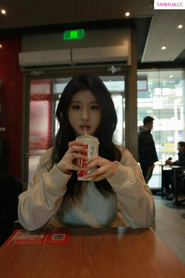   [XiuRen]高清写真图 2025.04.11 No.10137 小芭乐 白色情趣第9张图片